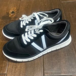 Preowned Vionic sneaker size 7